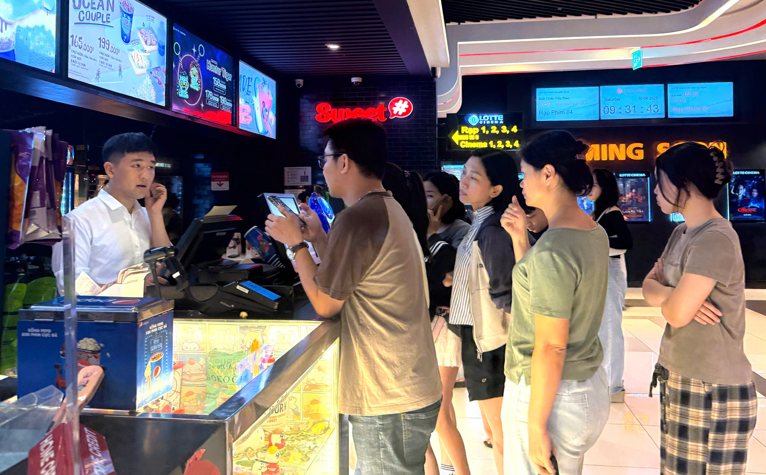 Khán giả đến Rạp Lotte Mart Vũng Tàu mua vé xem phim.