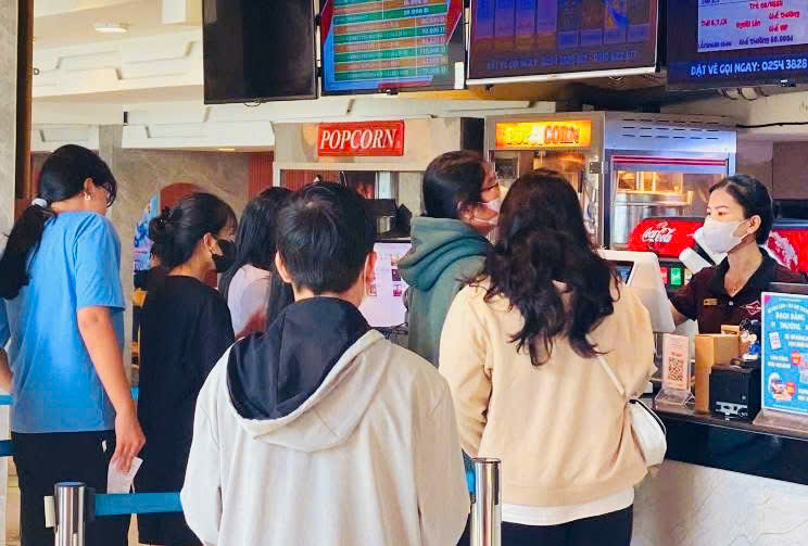 Đông đảo khán giả trẻ đến Rạp Bà Rịa Cinema để xem phim.