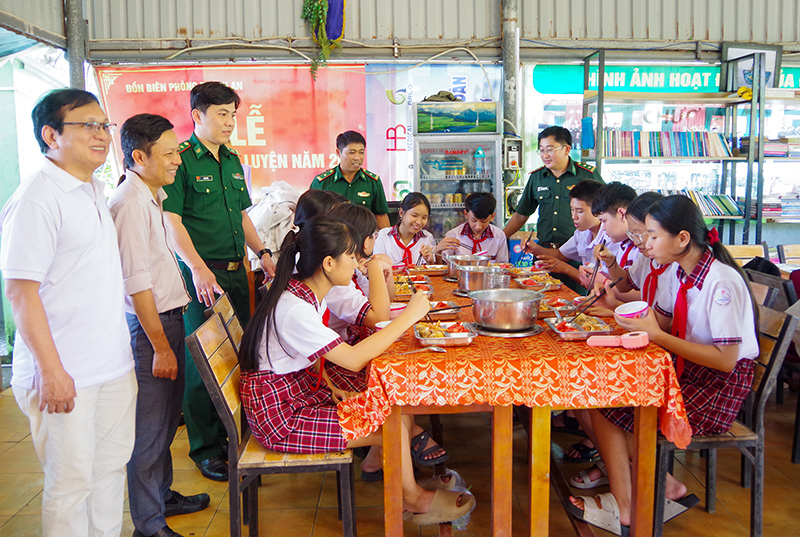 Đồng hành cùng học sinh xã đảo