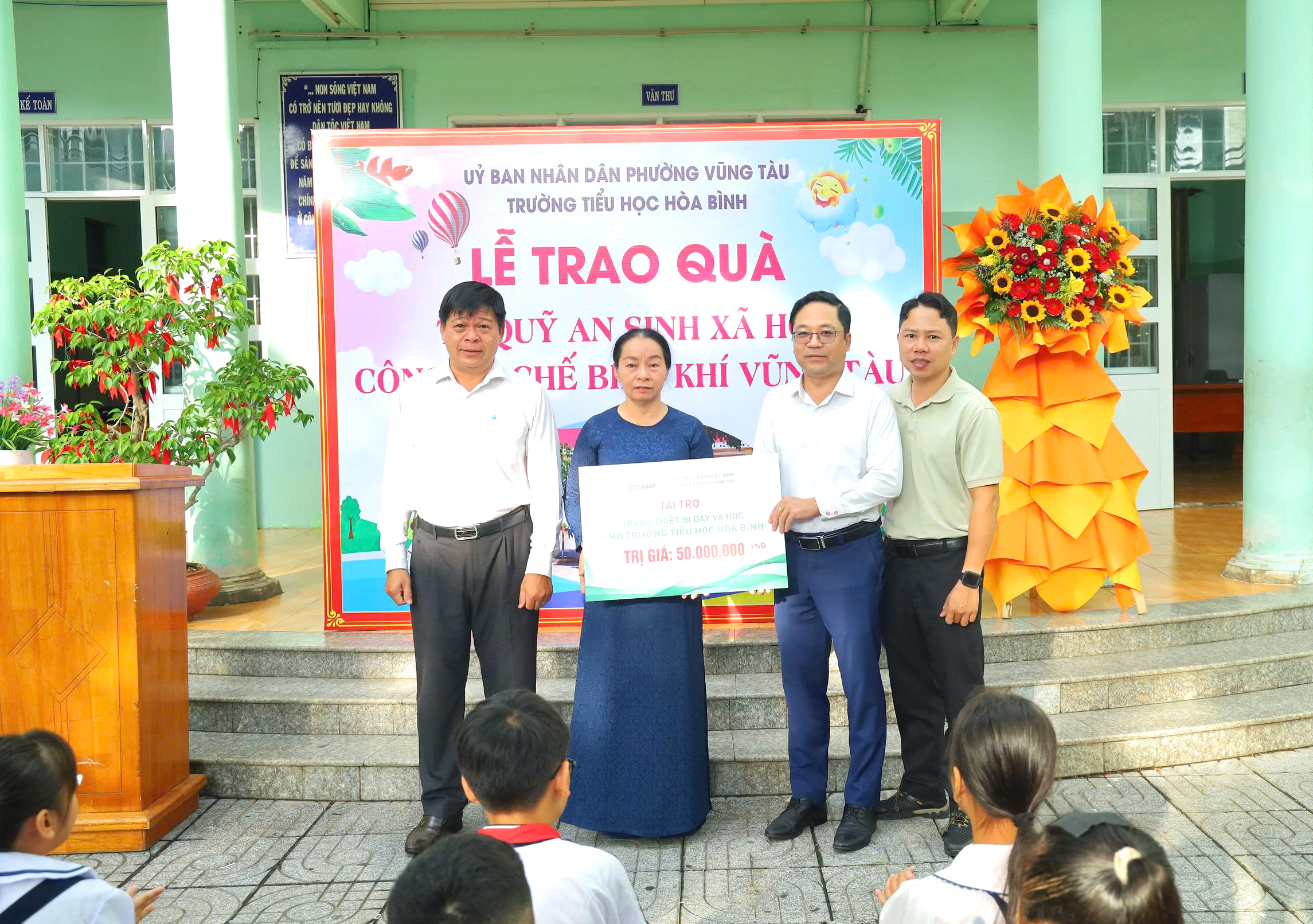 Công ty Chế biến Khí Vũng Tàu tài trợ trang thiết bị dạy, học cho Trường TH Hòa Bình