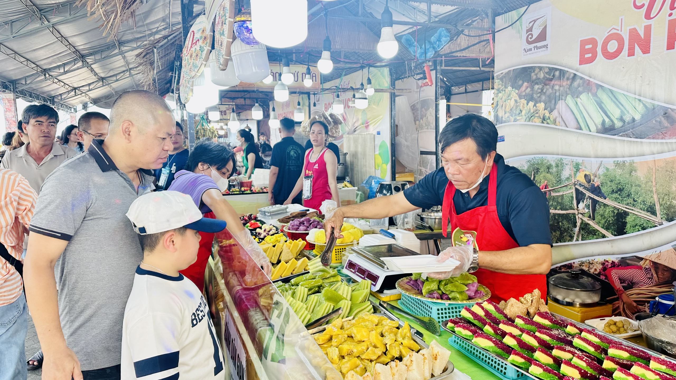Khách hàng tham quan và lựa chọn các món bánh dân gian tại lễ hội ẩm thực 