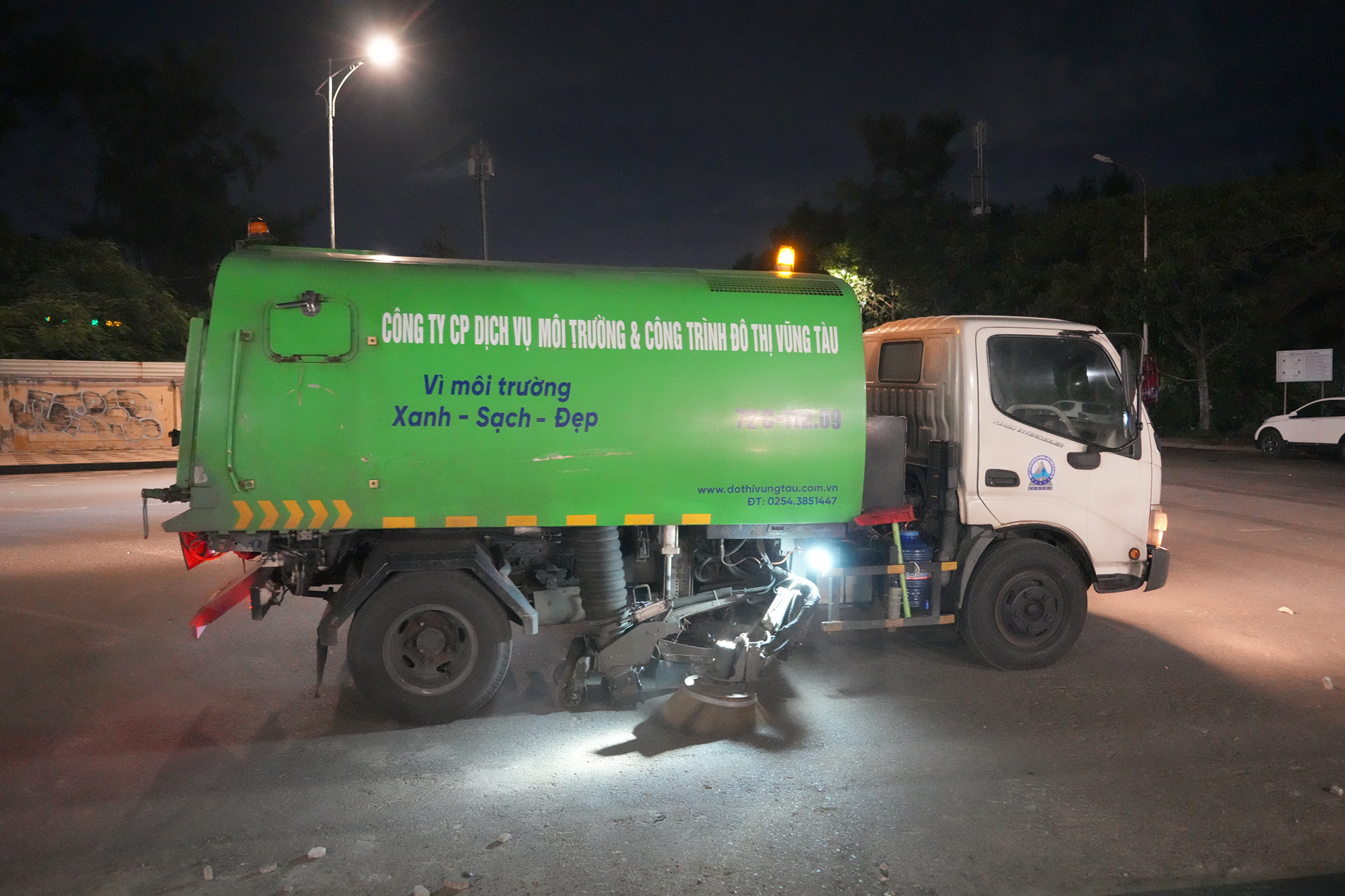 Xe quét đường, hút bụi giúp làm sạch môi trường, tiết kiệm nhân lực và thời gian