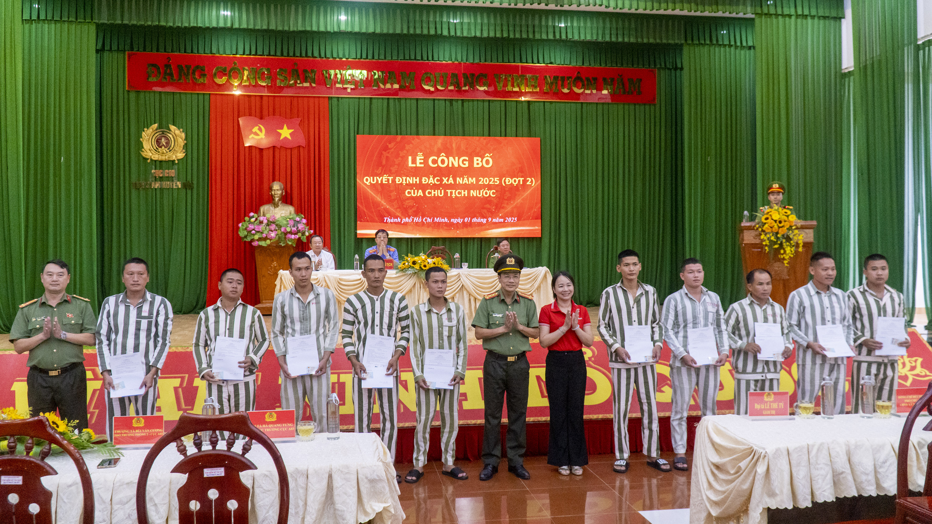 Đại tá Hòa Quang Tưng, Phó Cục trưởng Cục A03, Bộ Công an trao Giấy chứng nhận đặc xá cho các phạm nhân tại trại giam Xuyên Mộc.