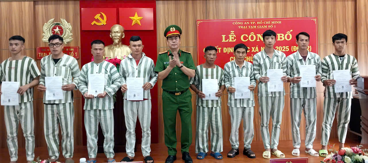 Đại tá Trần Thanh Hiển, Phó Giám đốc Công an TPHCM trao Giấy chứng nhận đặc xá cho các phạm nhân.