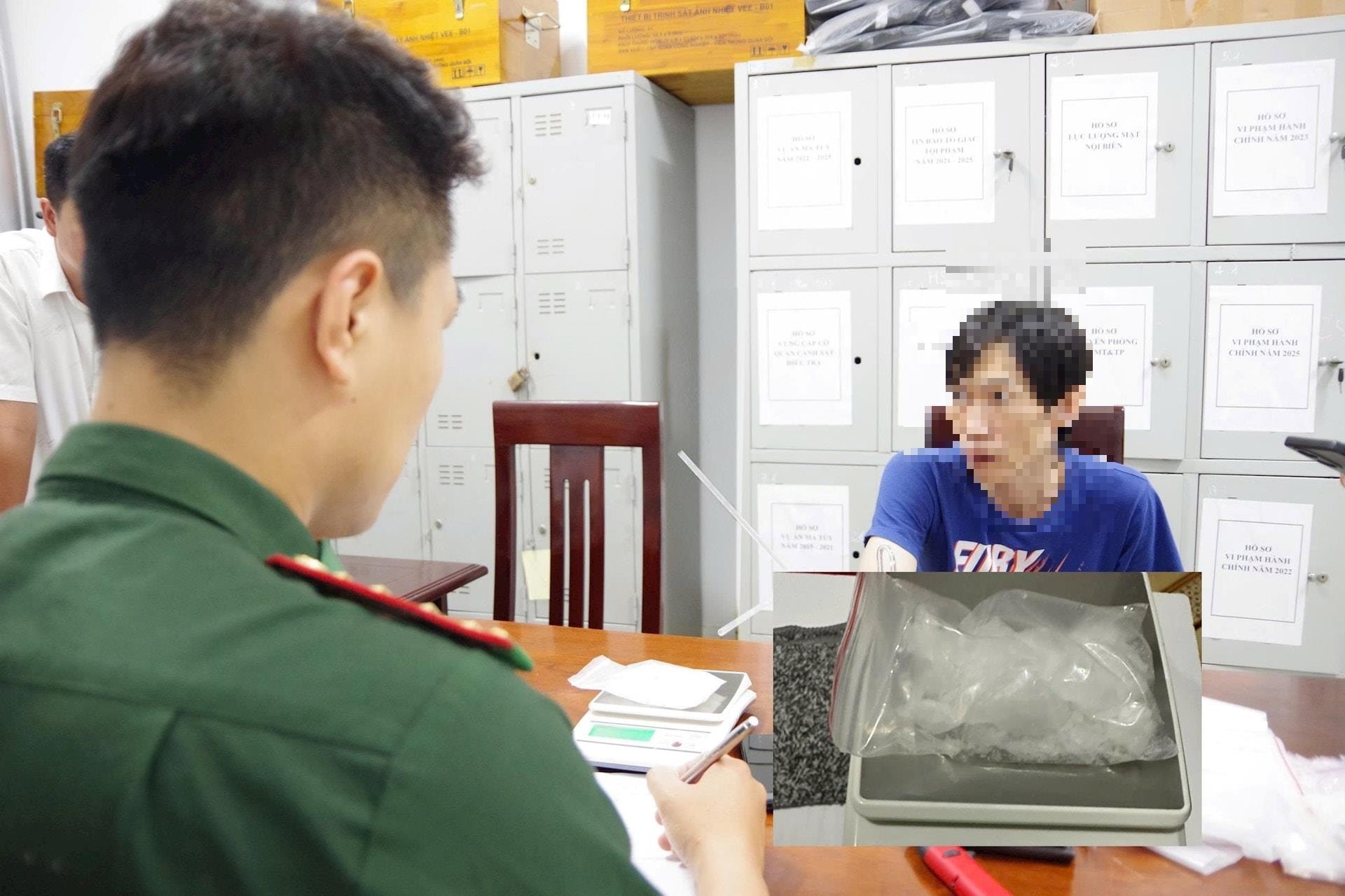Đối tượng Phạm Văn Long cùng tang vật vụ án tại Cơ quan điều tra Ban Chỉ huy Biên phòng cửa khẩu cảng Bà Rịa - Vũng Tàu.