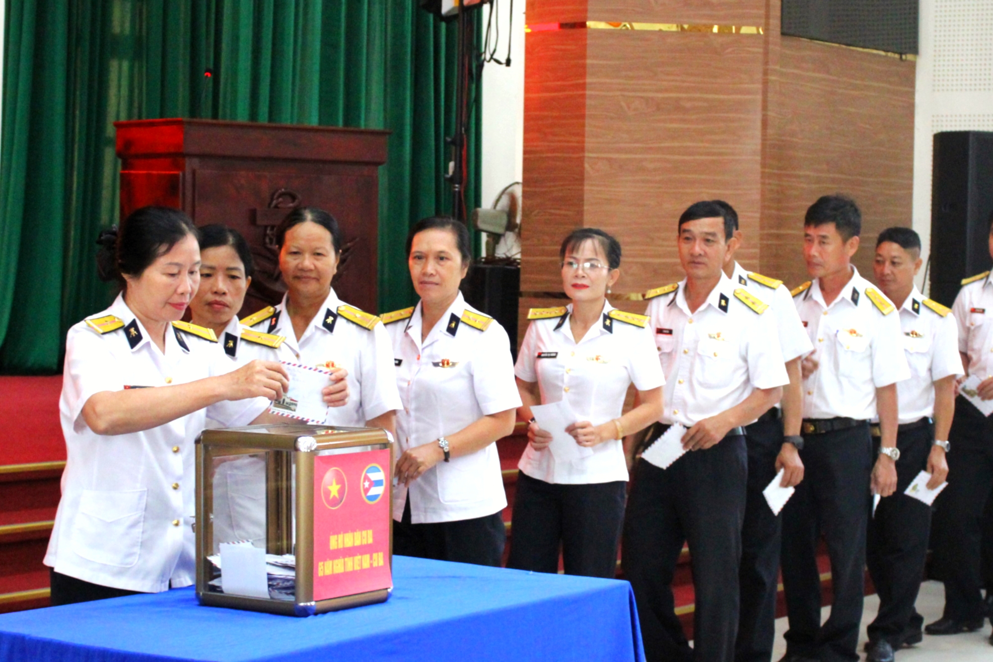 Cán bộ, chiến sĩ, hội viên phụ nữ Trung tâm Bảo đảm kỹ thuật, Vùng 2 Hải quân ủng hộ nhân dân Cu Ba.