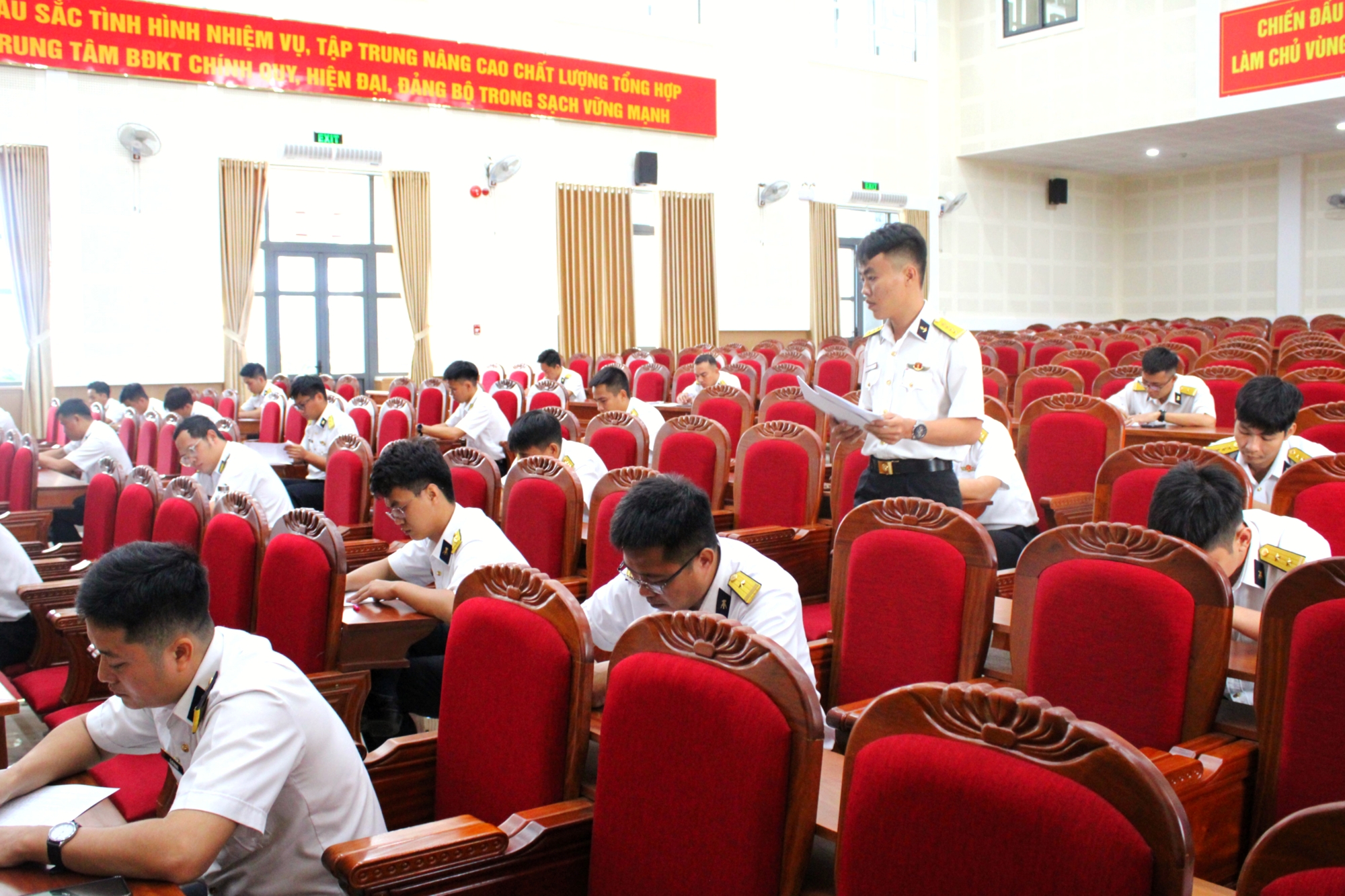 Các thí sinh tham gia thi nhận thức tại hội thi cán bộ ngành giỏi 2025.