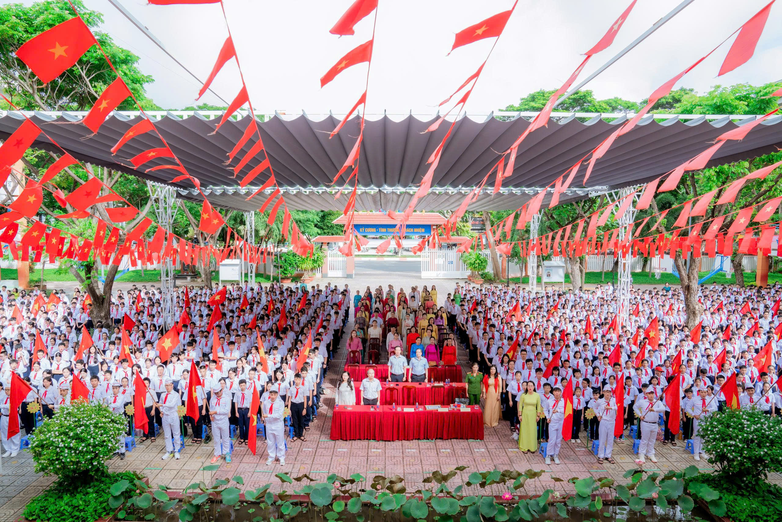 Giữa không gian rực rỡ cờ đỏ sao vàng.