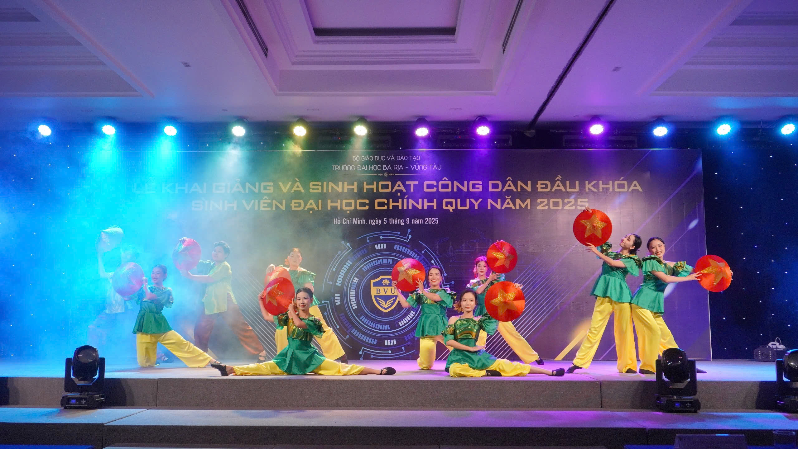 Buổi lễ sẽ được khuấy động với các tiết mục văn nghệ và màn biểu diễn võ nhạc đặc sắc, tạo nên không gian tươi vui, tràn đầy sức sống của tuổi trẻ.