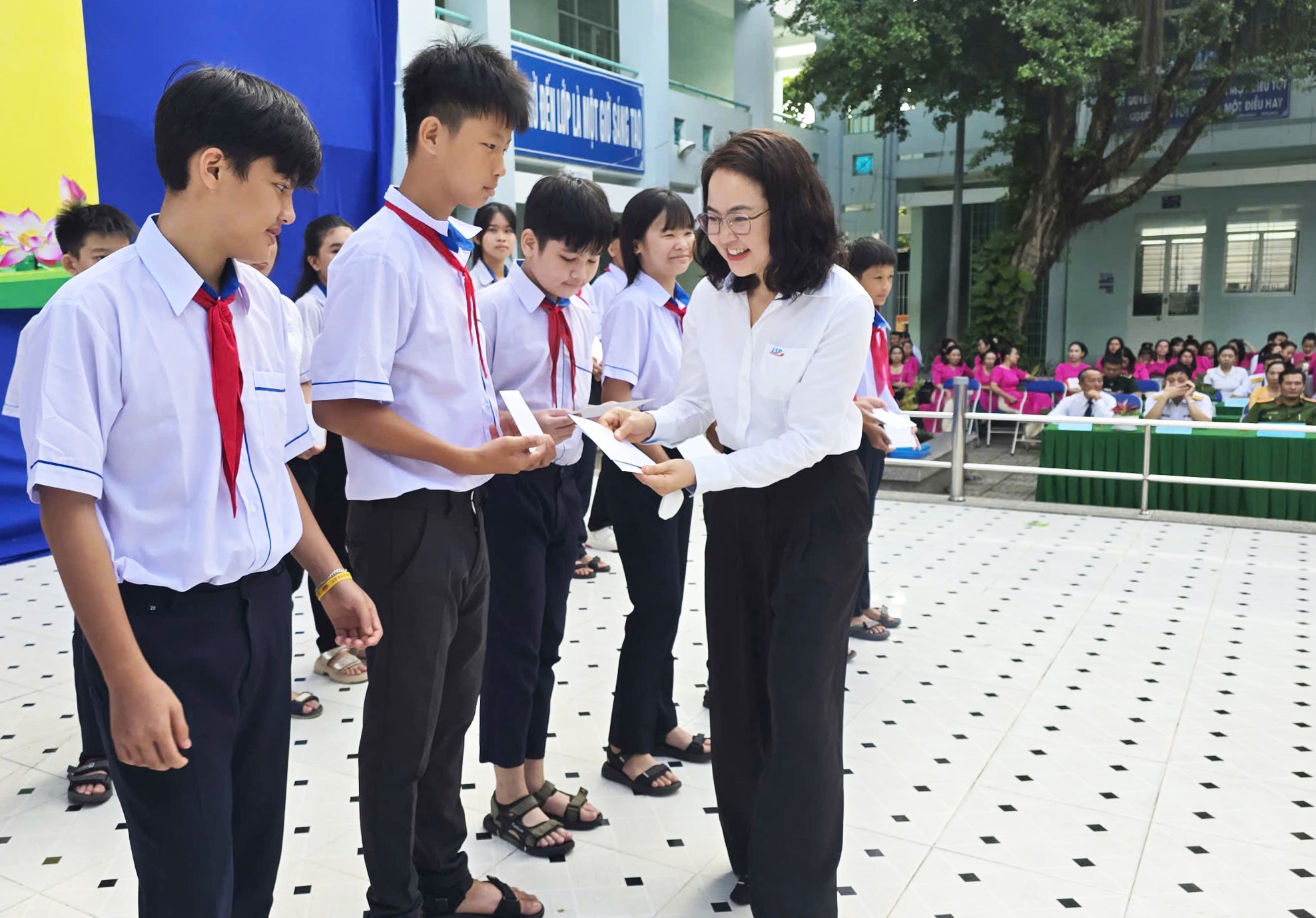 Bà Nattinee Amornpong, Giám đốc Tài chính của LSP, trao học bổng cho các em học sinh tại trường THCS Bạch Đằng.