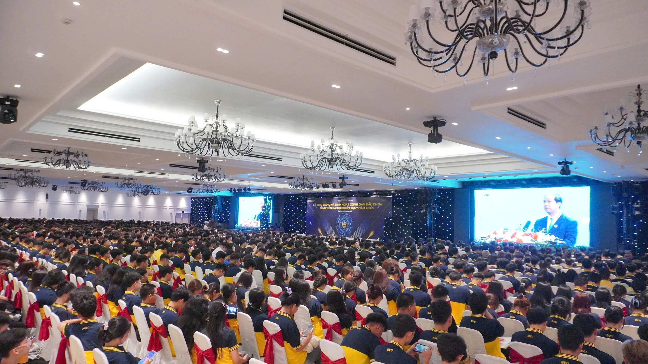 Tân sinh viên, cán bộ quản lý, giảng viên BVU theo dõi lễ khai giảng trực tuyến cùng các trường học trên cả nước.
