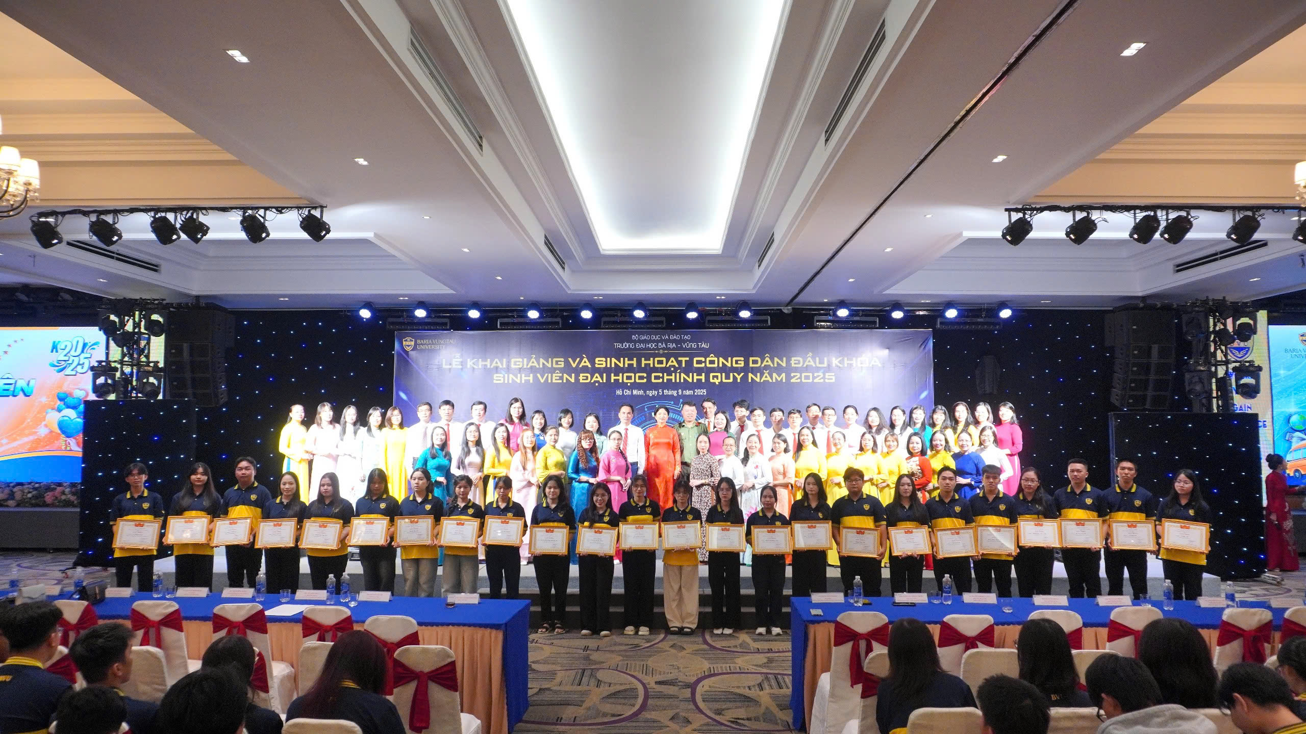 BVU khen thưởng thủ khoa đầu vào và thủ khoa các ngành đào tạo.