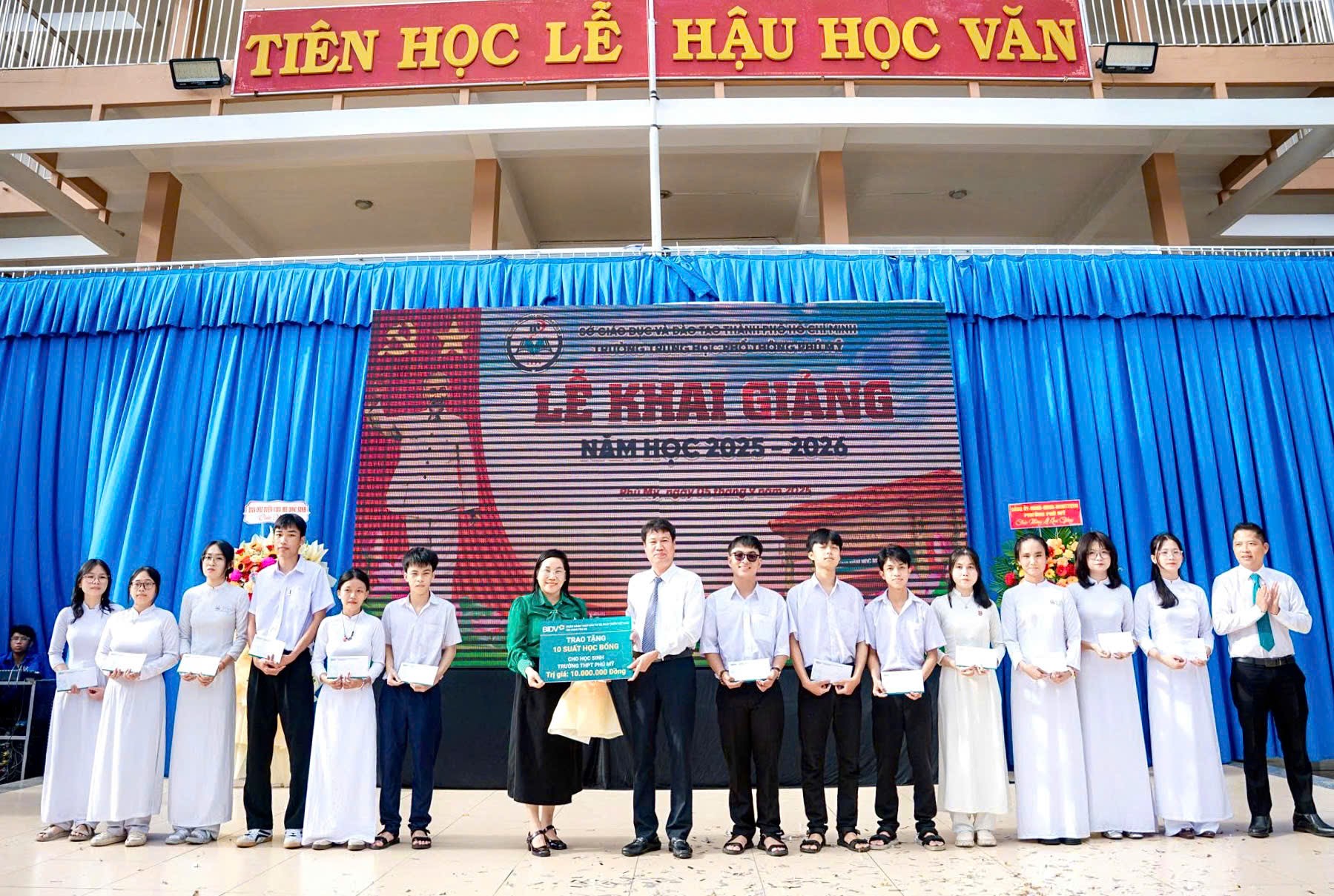 Đại diện BIDV Phú Mỹ trao học bổng cho các em học sinh Trường PTTH Phú Mỹ