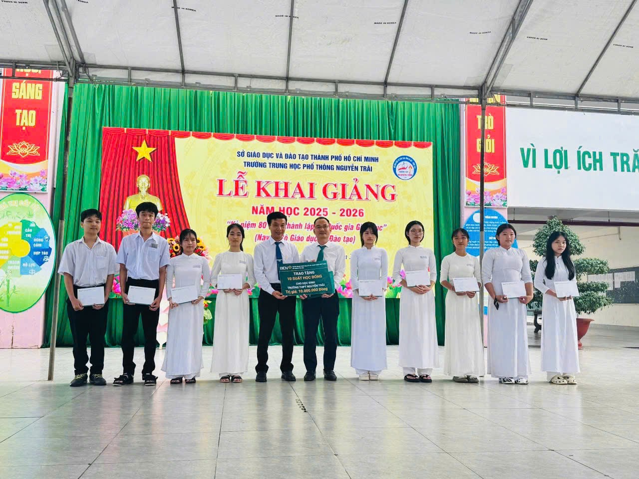Tổng giá trị trao học bổng nhân dịp đầu năm học này của BIDV Phú Mỹ là 65 triệu đồng. Trong ảnh; Đại diện Trưởng THPT Nguyễn Trãi nhận bảng tượng trưng trao tặng học bổng cho các em học sinh của trường