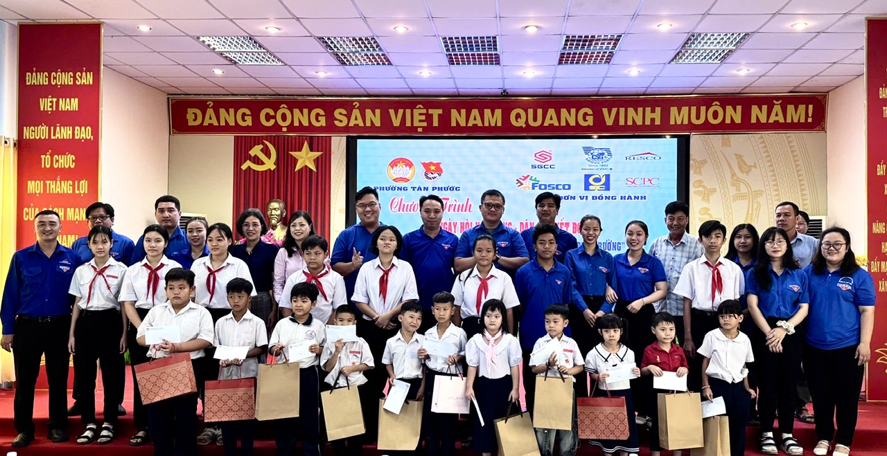 Các em học sinh có hoàn cảnh khó khăn trên địa bàn phường Tân Phước nhận học bổng