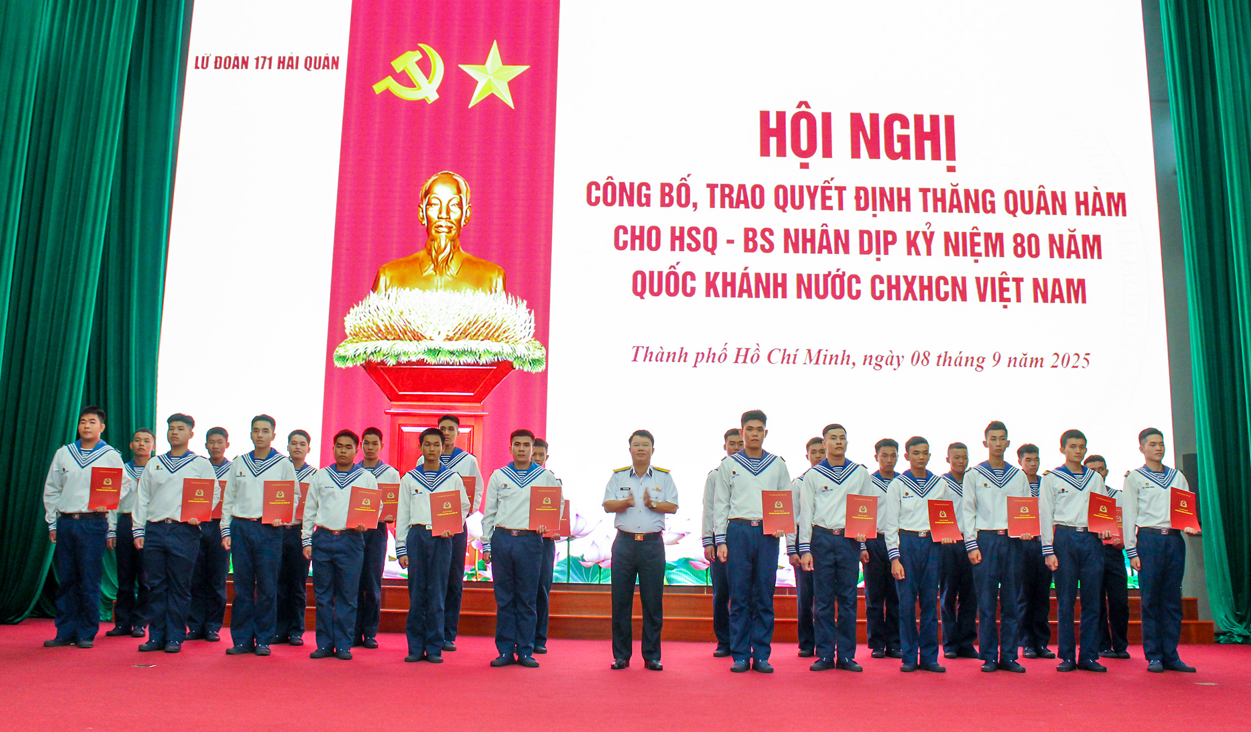 Thủ trưởng Lữ đoàn 171 trao quyết định thăng quân hàm cho Hạ sĩ quan - Binh sĩ.