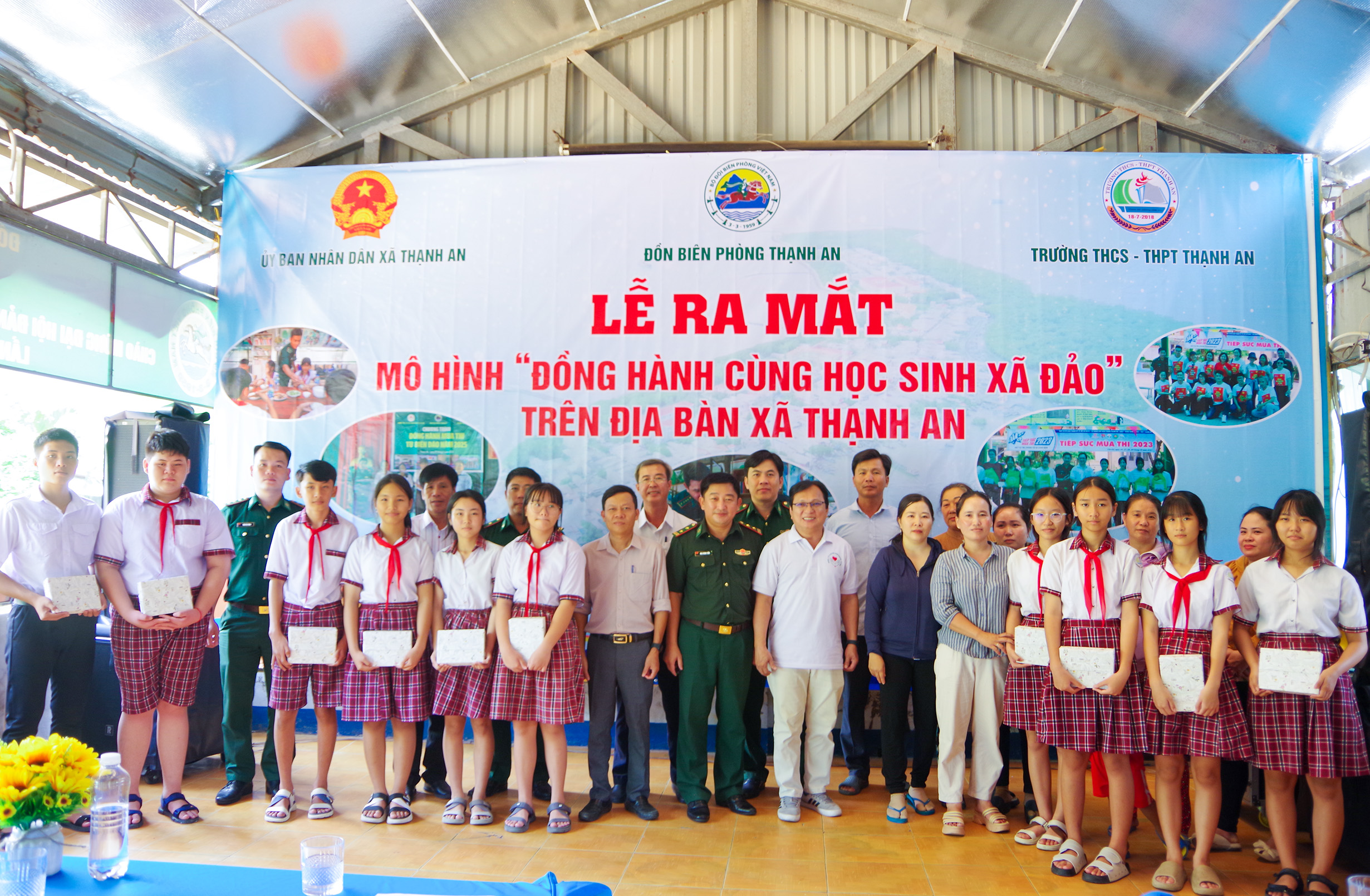 Đại diện các đơn vị, nhà hảo tâm tặng quà cho học sinh có hoàn cảnh khó khăn trên địa bàn.