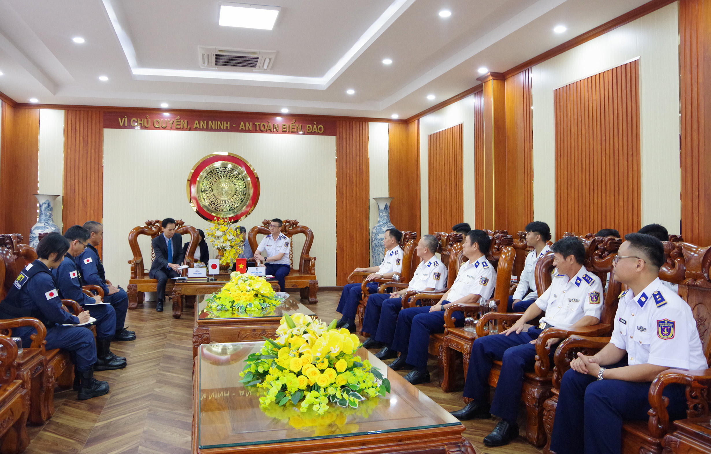 Quang cảnh buổi chào xã giao.
