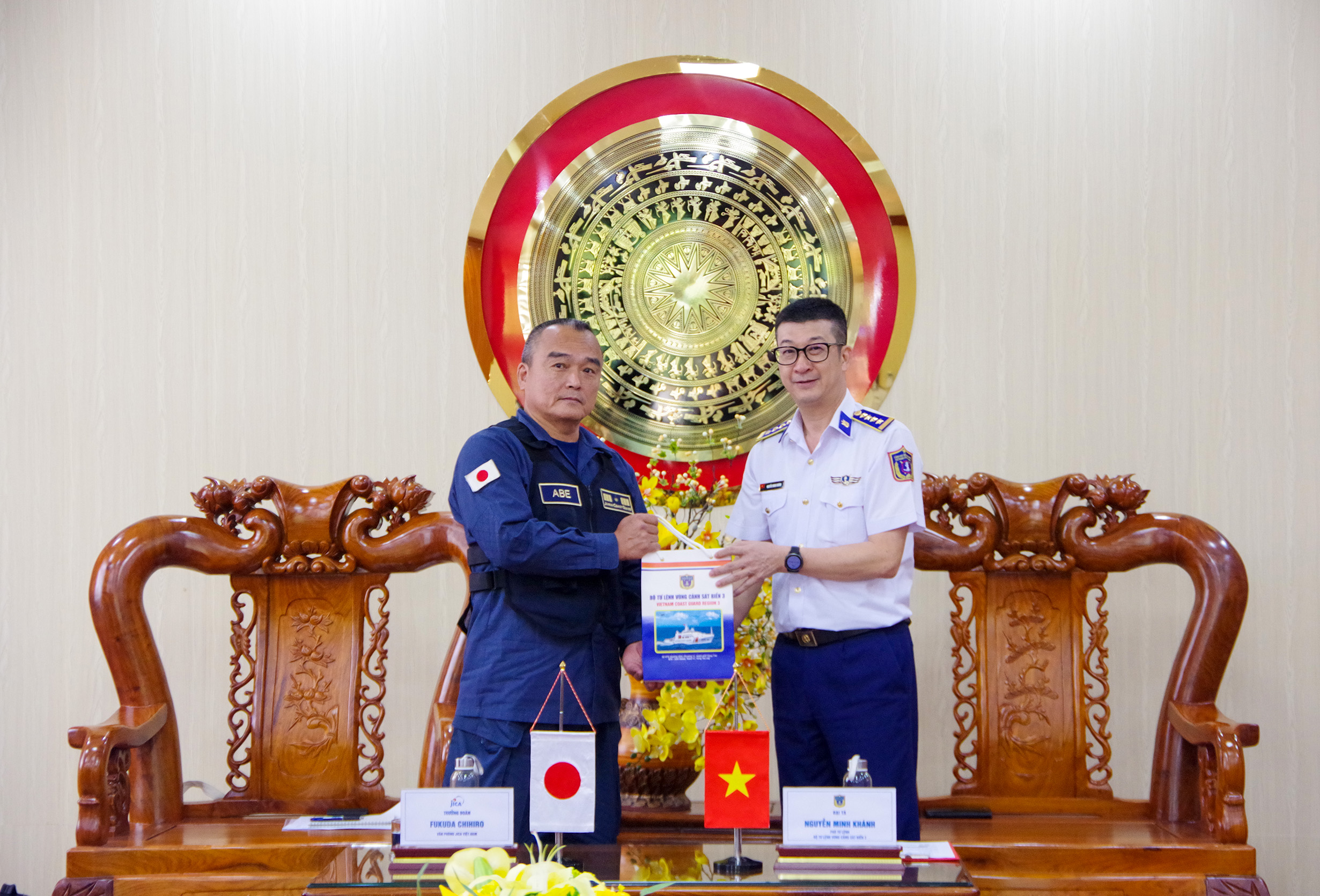 Đại tá Nguyễn Minh Khánh, Phó Tư lệnh, Tham mưu trưởng Bộ Tư lệnh Vùng Cảnh sát biển 3 tặng quà lưu niệm đến ông Abe Seiki, Trưởng đoàn lực lượng Bảo vệ bờ biển Nhật Bản.