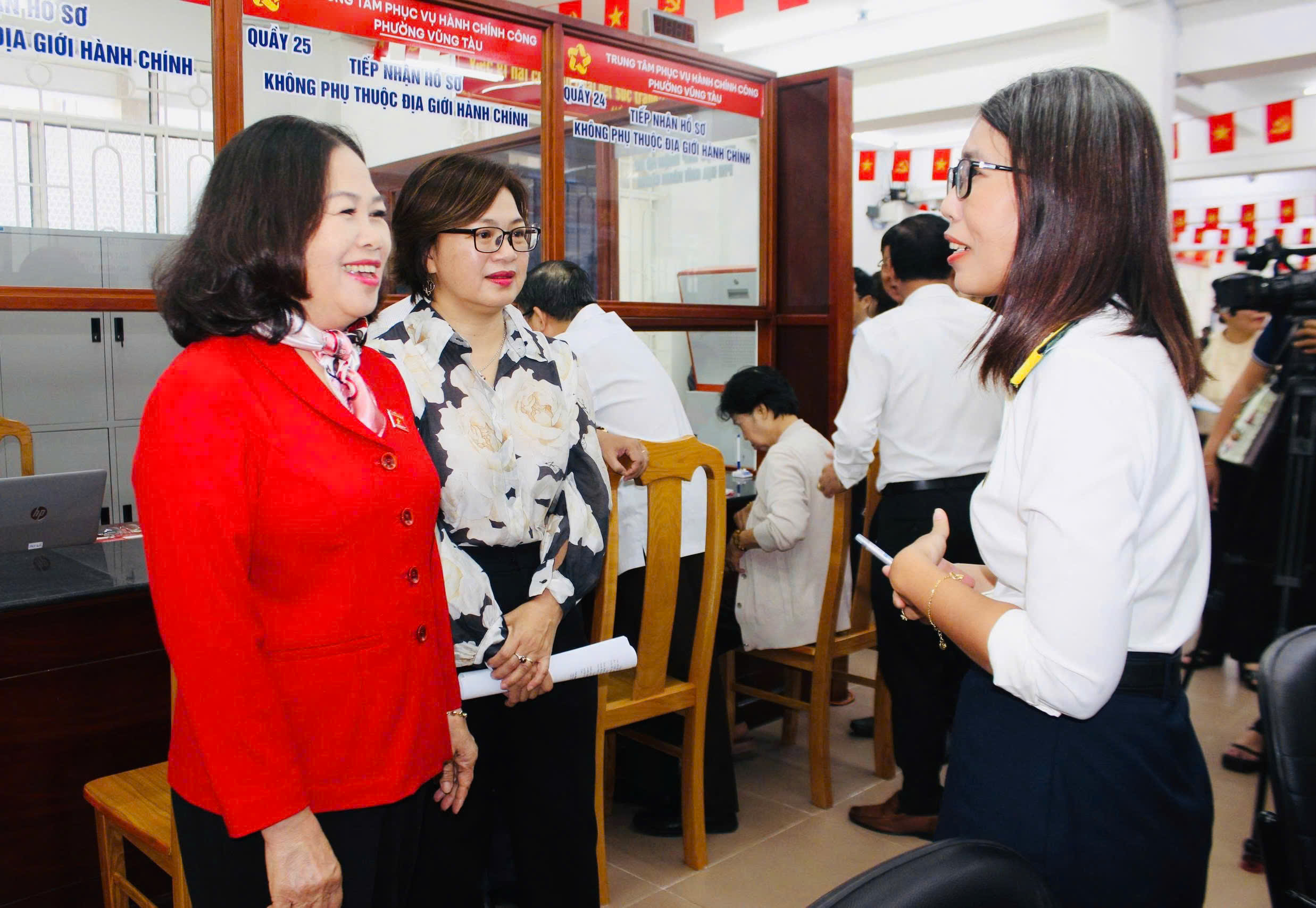 Bà Nguyễn Thị Yến trao đổi, nắm bắt thông tin về tình hình thực hiện thủ tục hành chính tại phường Vũng tàu.