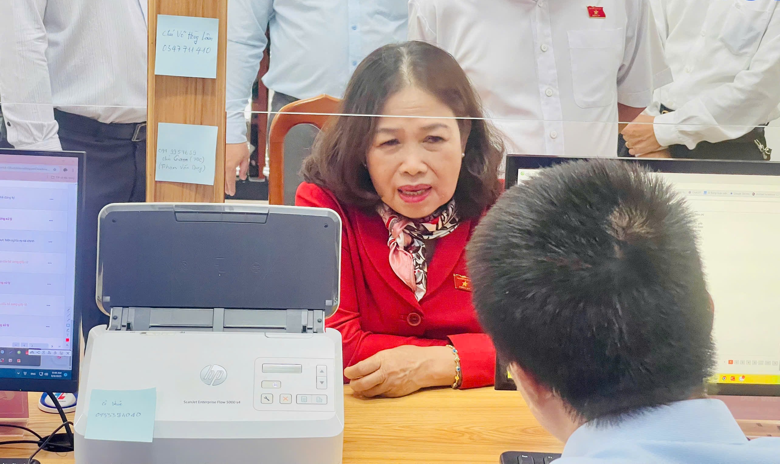 Đoàn khảo sát tại các quầy thực hiện thủ tục hành chính.