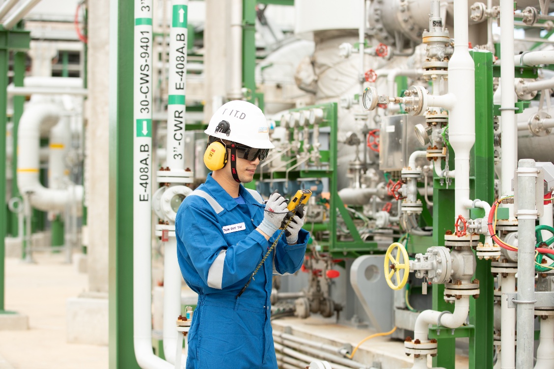 Các thông số vận hành của nhà máy được ghi nhận bằng máy tính bảng, thay thế phương pháp ghi chép thủ công.