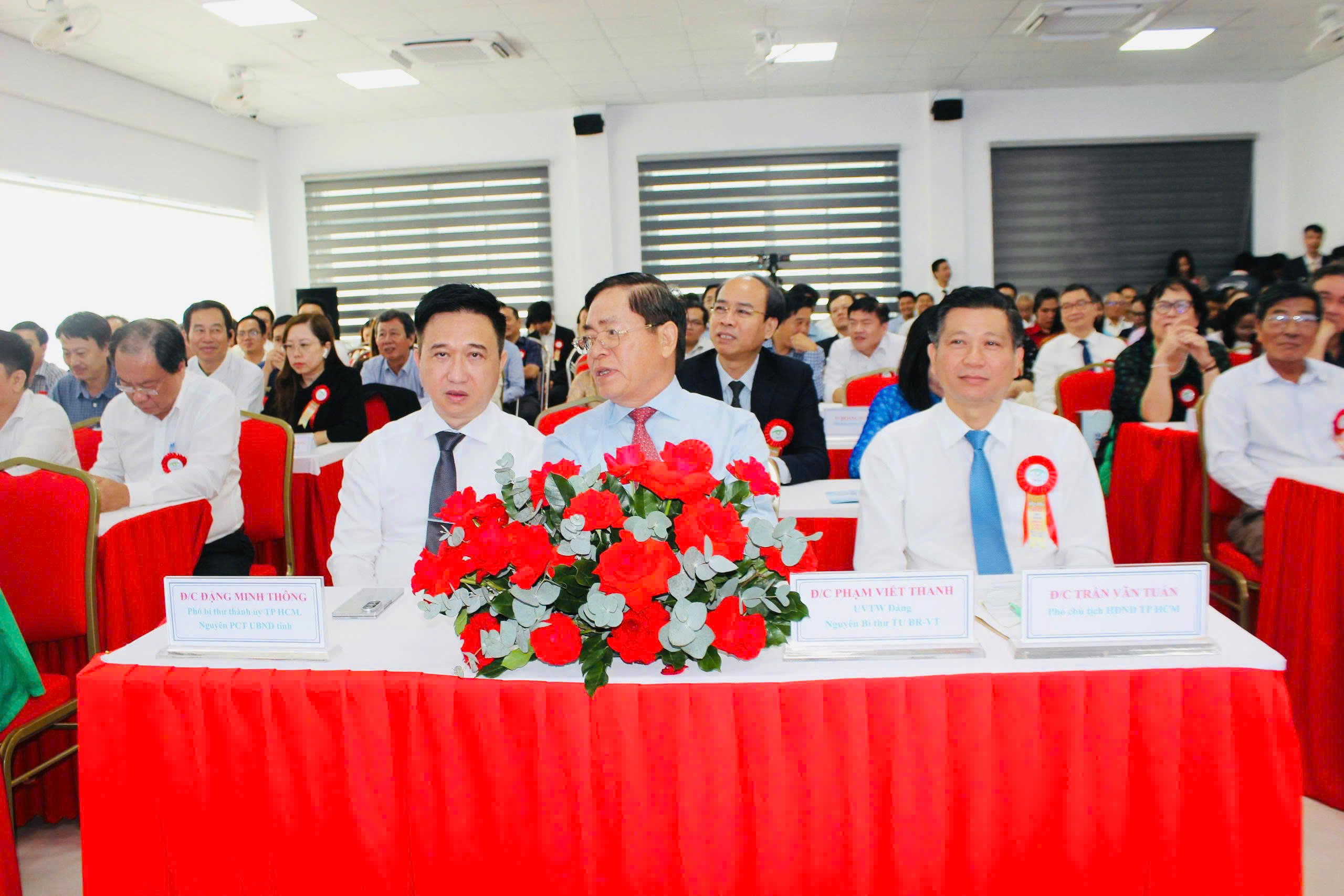 Các đại biểu tham dự buổi lễ.
