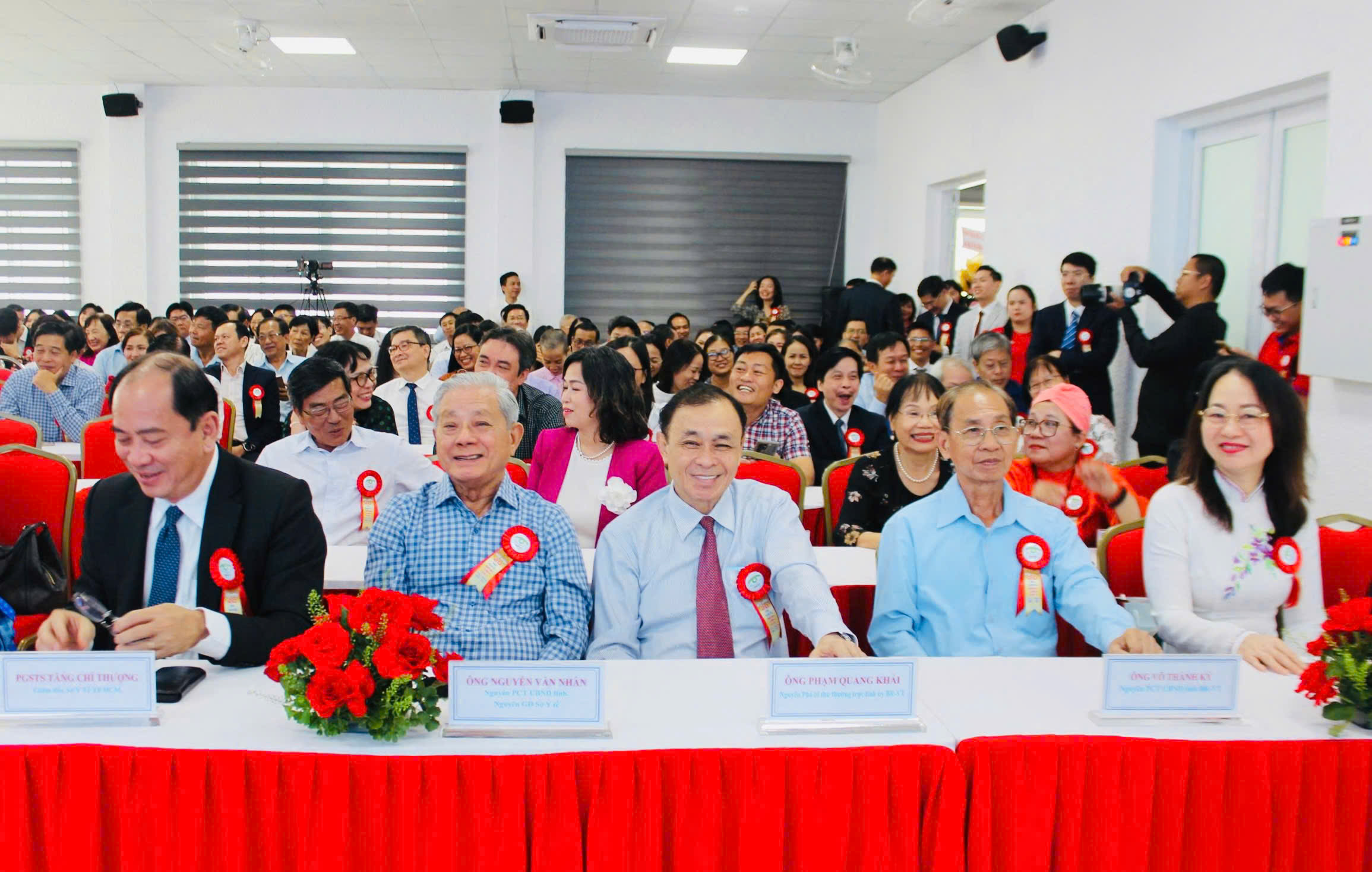 Các đại biểu tham dự buổi lễ.