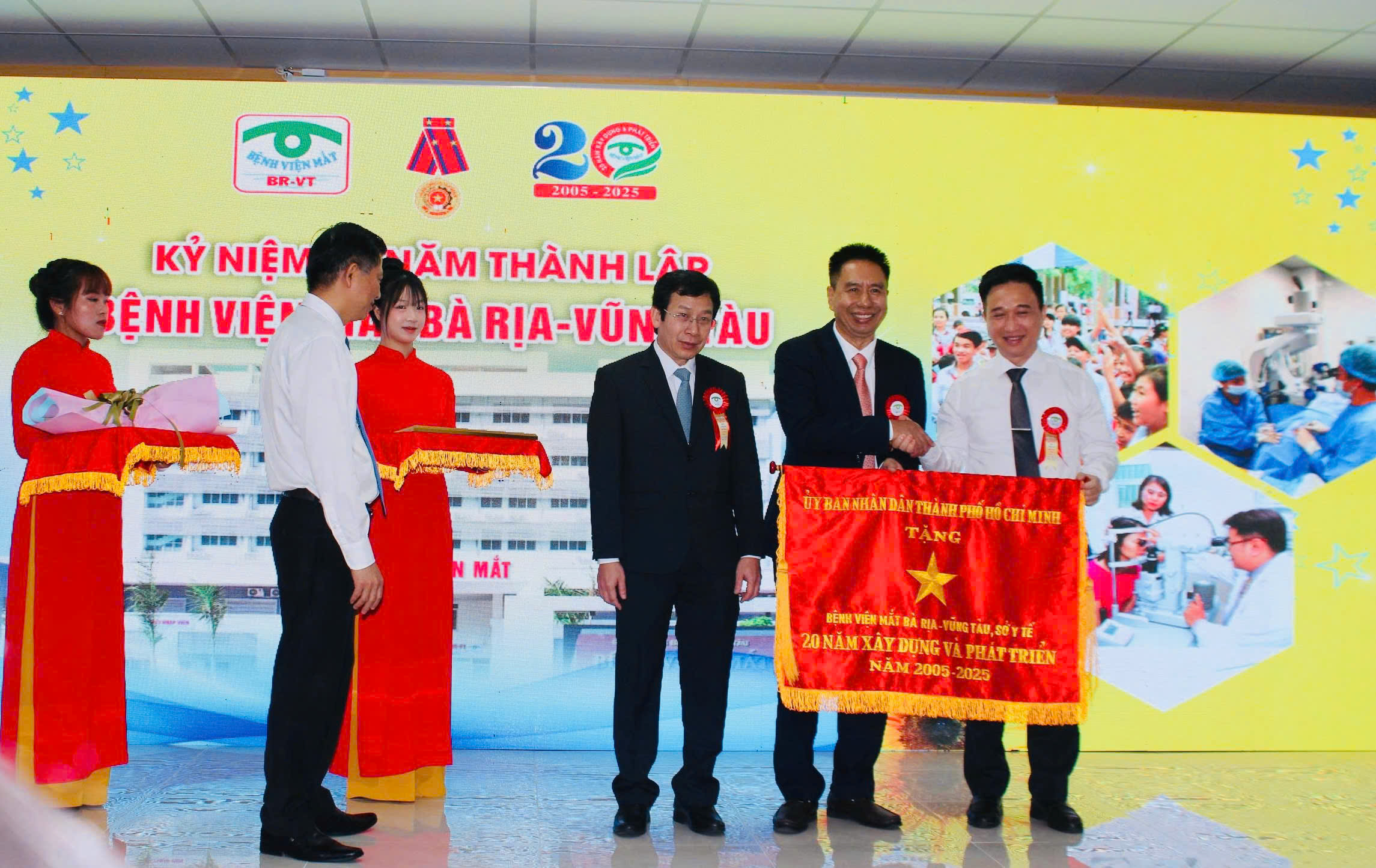 Bệnh viện Mắt Bà Rịa - Vũng Tàu nhận Cờ truyền thống và Bằng khen của Chủ tịch UBND TPHCM.