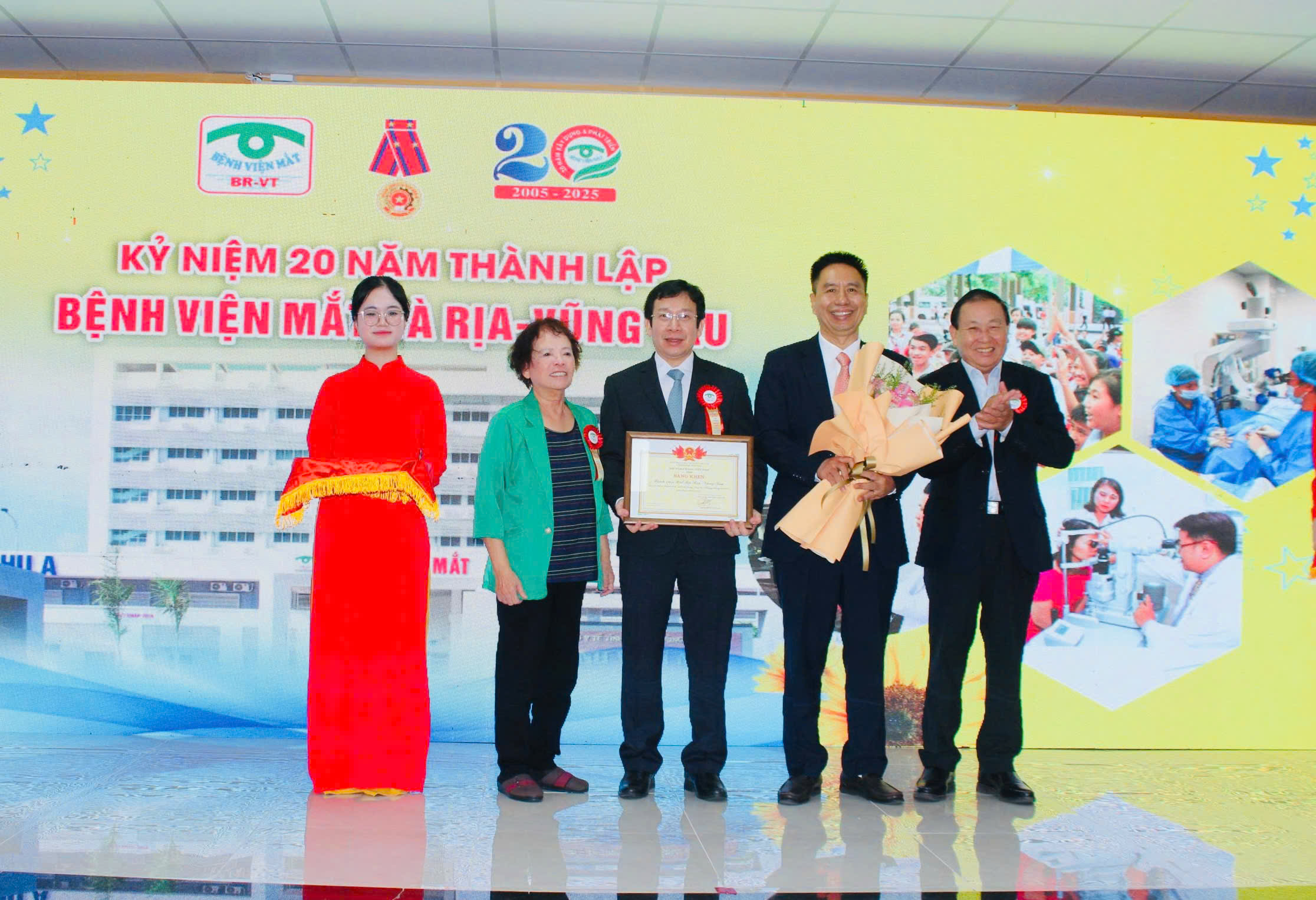 Hội Nhãn khoa Việt Nam trao Bằng khen cho Bệnh viện Mắt Bà Rịa - Vũng Tàu.